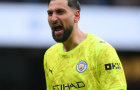 Donnarumma tranh cãi nảy lửa với fan Liverpool trong đường hầm
