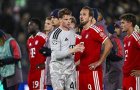 Olise nhận thẻ đỏ, Bayern mất điểm ngay phút 90