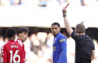 Carrick ngó lơ Martinez sau tấm thẻ đỏ trong 82 giây