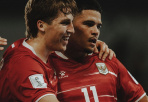 Thắng thuyết phục Singapore 2-0, Indonesia bám sát Malaysia