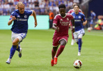 Tin đồn chuyển nhượng tối 23/10: Arsenal tái kích hoạt vụ Vinicius; Chelsea mượn Alexander-Arnold