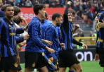 Inter tái chiếm đỉnh bảng Serie A; Milan thua sốc Bologna