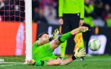 Martinez bật mode World Cup, Villa thắng luân lưu nghẹt thở