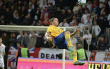 Zlatan Ibrahimovic và cú ngả người bẻ gãy mọi định luật