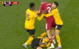 Ekitike châm ngòi màn xô xát dữ dội ở trận Wolves thắng Liverpool