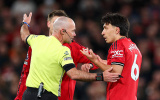 Trò hề từ trọng tài đẩy hàng thủ Man Utd vào cơn bĩ cực