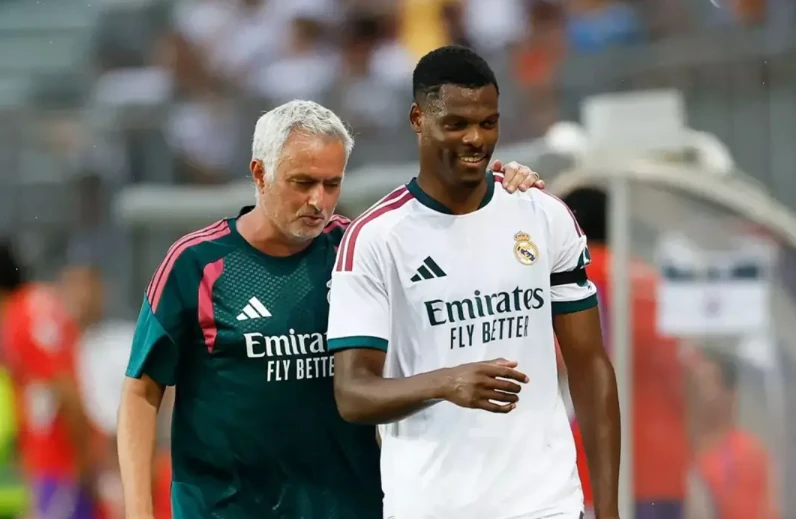 Sơ đồ lạ của Mourinho giúp Alexander-Arnold cùng Dumfries thăng hoa