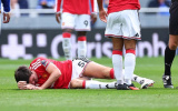 Maguire bị đau sau pha va chạm mạnh với cầu thủ Everton