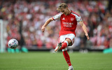 Odegaard tái hiện thời khắc Bergkamp tại Arsenal