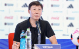 HLV Kim Sang-sik phải gấp rút vá lỗi cho tuyển Việt Nam