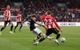 Liverpool ngược dòng hạ Brentford trong trận cầu hai thẻ đỏ