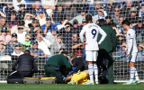 Martinez trấn an CĐV Chelsea sau ca phẫu thuật đầu