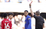 Carrick ngó lơ Martinez sau tấm thẻ đỏ trong 82 giây