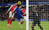 Merino đánh đầu: Arsenal thoát thua trước 10 người Chelsea