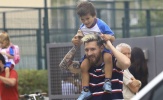 Lionel Messi vui vẻ đưa con đến trường