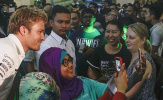 Hamilton, Rosberg trong vòng vây fan cuồng tại Malaysia