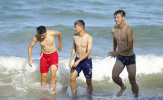 Ngắm 'body' các chàng trai U20 Việt Nam trên biển Nha Trang