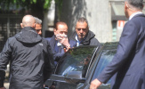 Cựu chủ tịch Berlusconi té dập mặt, không dám tiếp phóng viên