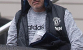Mourinho méo mặt đội mưa đến sân tập