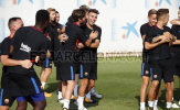 Các cầu thủ Barca 'bắt cặp' tập luyện