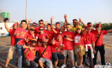 Sân Shah Alam sáng đèn, CĐV Việt Nam hâm nóng không khí