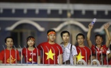 Người hâm mộ trèo tường xem U22 Việt Nam thi đấu ở SEA Games 29