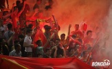 CĐV Việt Nam đốt pháo sáng trên sân Olympic