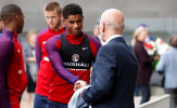 Rashford 'tay bắt, mặt mừng' huyền thoại M.U khi lên tuyển tập trung
