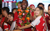 Fan nữ Việt cuồng nhiệt khiến huyền thoại Arsenal bối rối 