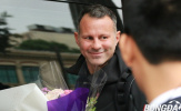 Paul Scholes lạnh lùng, Ryan Giggs tươi cười với NHM Việt Nam
