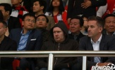 Anh Khoa quẩy tung trời, Paul Scholes 'đầu hàng' với cái lạnh của Hà Nội
