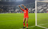 Buffon gây sốc khi... tụt quần tri ân CĐV Juventus