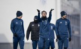 Dàn sao Juventus thích thú nghịch tuyết trên sân tập