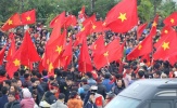 Người hâm mộ phủ đỏ sân bay Nội Bài chờ đón U23 Việt Nam