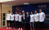 Chủ tịch FIFA thoải mái chụp ảnh cùng U23 và ĐT nữ Việt Nam