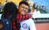 Tuyển thủ U23 Việt Nam 'đứng hình' khi bị fan nữ ôm chặt trên sân Gò Đậu