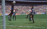 Maradona 'tuyên chiến' với VAR để bảo vệ bàn thắng bằng tay