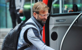 Klopp tươi như hoa khi vừa đặt chân tới Manchester