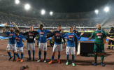Dàn sao Napoli hò hát tưng bừng trước cú trượt chân của Juventus