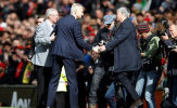 Sir Alex tái xuất, cùng Mourinho tặng quà cho HLV Wenger