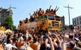 Sắc cam nhuộm cả đường phố trong ngày vui của Wolves
