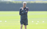 HLV Wenger lạc lõng trên sân tập Arsenal trong những ngày cuối