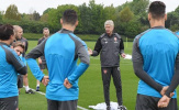 HLV Wenger vẫn tận tụy ở buổi tập cuối tại Arsenal