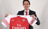Unai Emery ngượng ngùng cầm trên tay chiếc áo của Arsenal