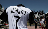 Áo đấu Ronaldo được bày bán khắp Turin trước khi Juventus nổ bom tấn