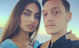 Ozil từ giã tuyển Đức, người yêu hoa hậu nói gì?