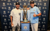 Pep đem cúp đến sân bóng chày, quảng bá cho Man City