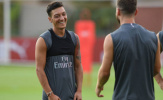 Nhờ đồng đội, Ozil cũng đã tìm lại nụ cười