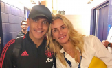 Hậu giao hữu, sao Man United hớn hở bên 'Người đàn bà đẹp'