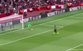 Fan Arsenal so sánh pha chuyền bóng của Cech với 'thảm họa' Karius